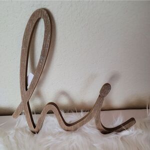 Wooden "Hi" sign 